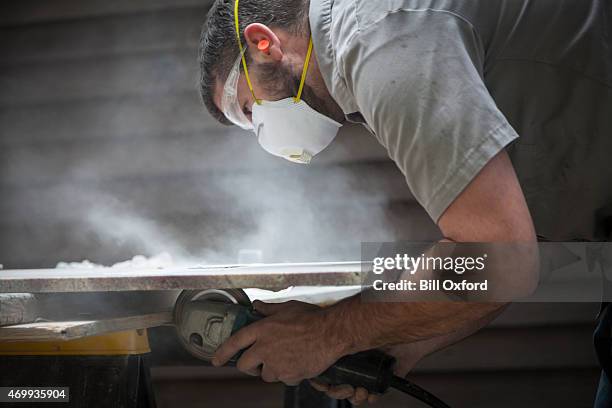 cutting granite - doorknippen stockfoto's en -beelden