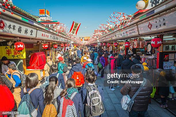 tokyo menschenmengen surfen in bunten straße nakamise-dori markt senso-ji asakusa japan - asakusa senso temple stock-fotos und bilder