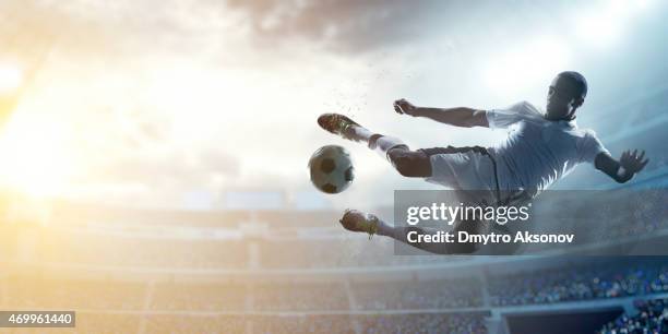 soccer player kicking ball in stadium - een doelpunt maken stockfoto's en -beelden