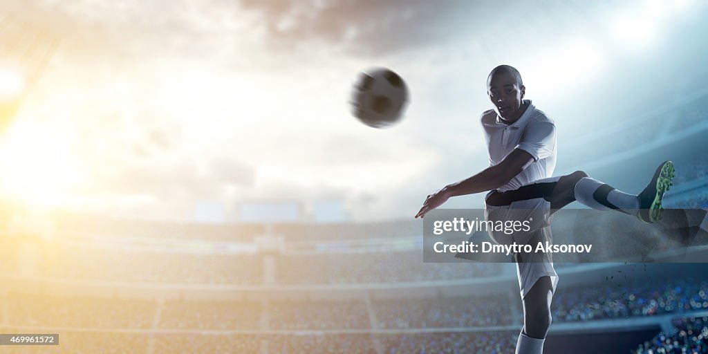 Jugador de fútbol coleando en el estadio ball