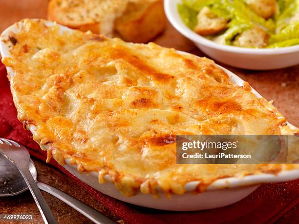 baked lasagna - garlic bread stockfoto's en -beelden