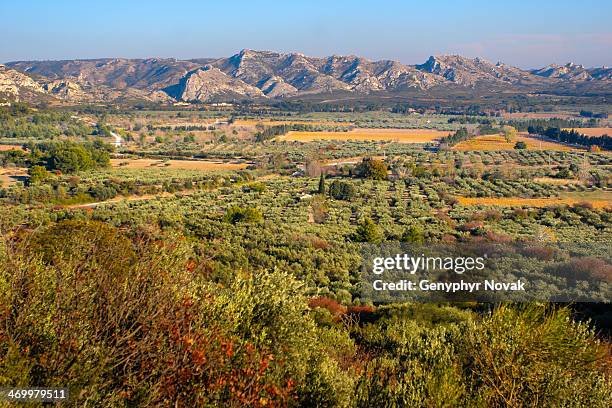 view from road to baux de provence - les baux de provence stockfoto's en -beelden