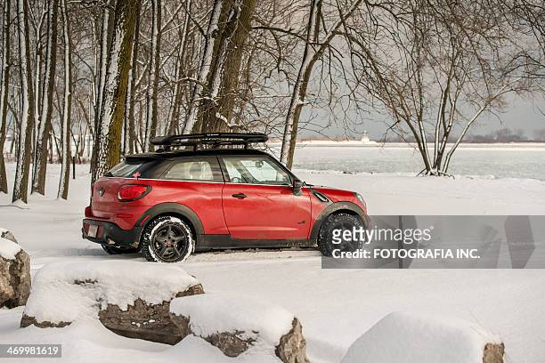 roten mini cooper paceman im schnee - auto von hinten winter stock-fotos und bilder
