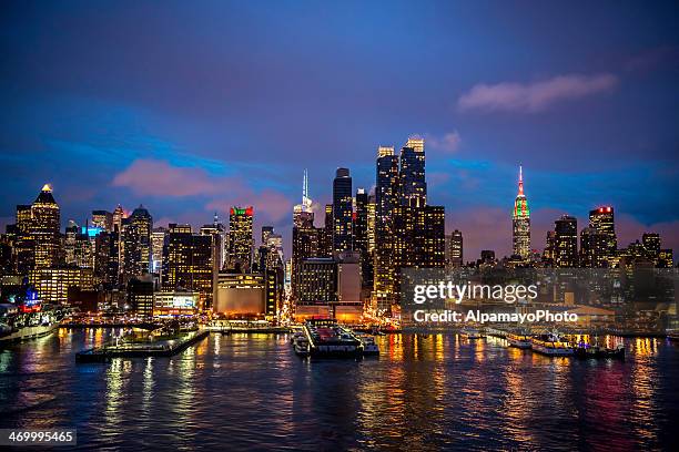 midtown manhattan skyline during christmas time - i - new york city skyline night stock pictures, royalty-free photos & images