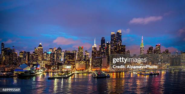 midtown manhattan skyline während der weihnachtszeit (panorama) – ii - christmas new york stock-fotos und bilder