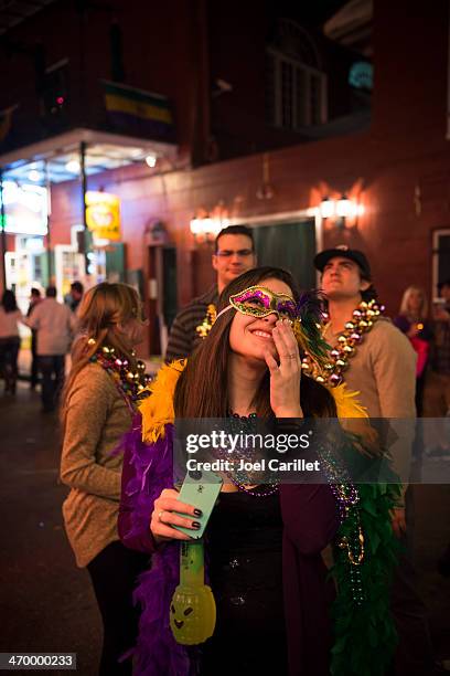 linda mulher a segurar a bebida e smartphone na terça-feira gorda de 2013 - festa de rua imagens e fotografias de stock