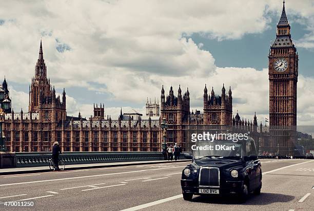 westminster bridge を渡ります。ロンドン - london taxi ストックフォトと画像