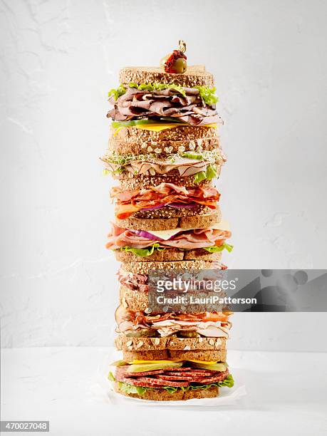 was ist dein lieblings-sandwich - in tischhöhe stock-fotos und bilder