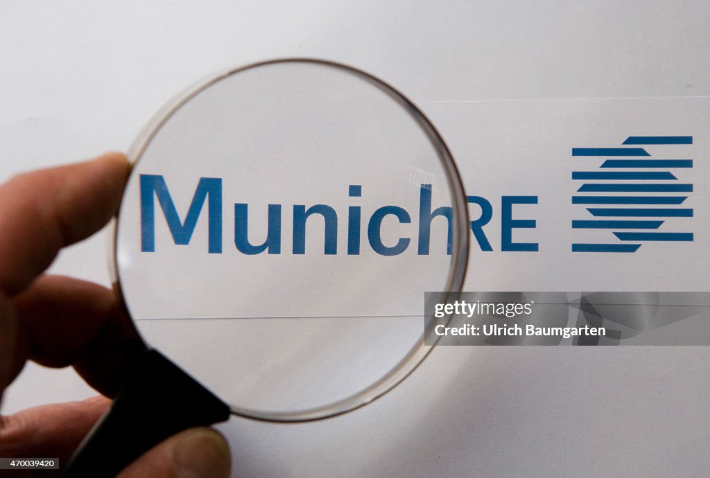 Magnifying glass with logo Munich RE AG.