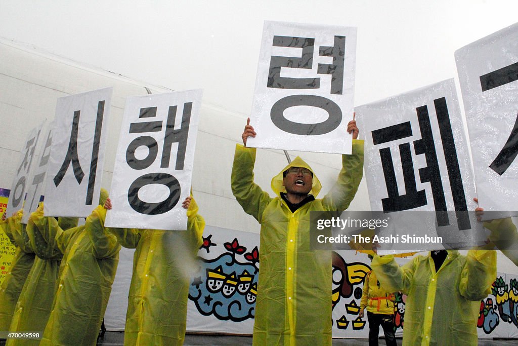People Mourn Victims of Sewol Disaster On First Anniversary