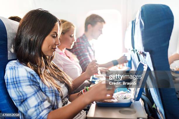 passagiere, mittagessen und reisen sie mit dem flugzeug. - airline food stock-fotos und bilder