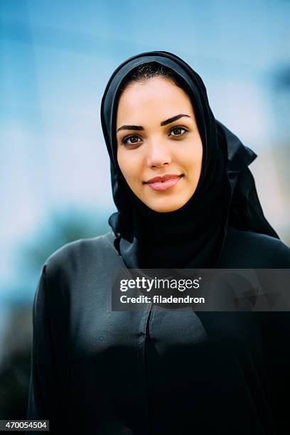 emirati mujer - emirati face smile fotografías e imágenes de stock