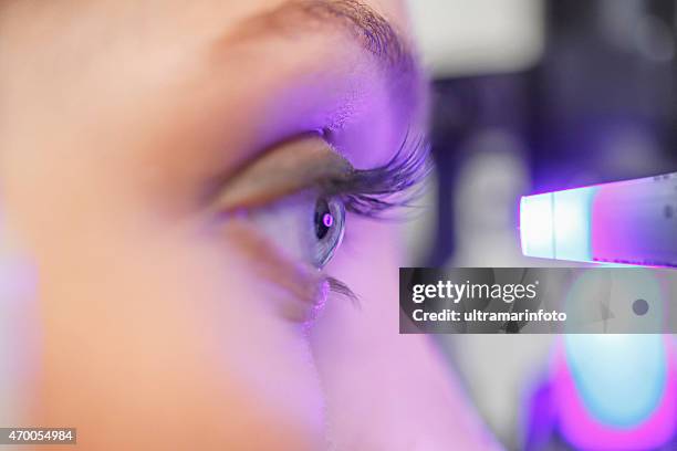 dans l'optique ophthalmology oeil opticien d'examen médical - laser photos et images de collection