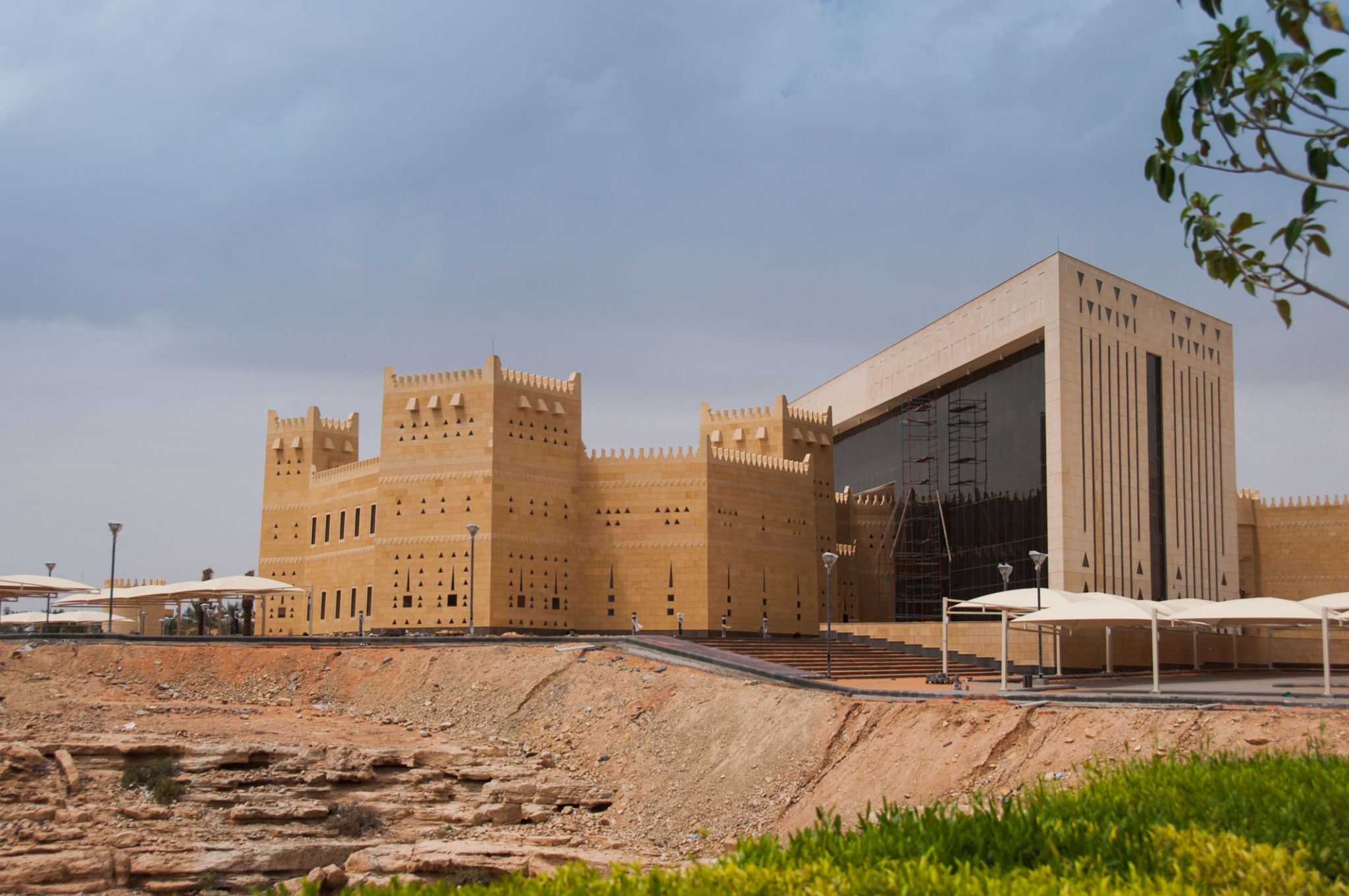 Make Riyahd Luxury Van Rentals for Events in Riyadh: Making a Statement