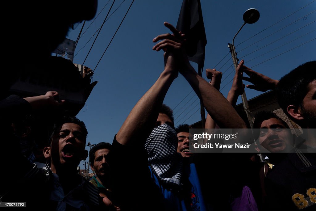 Kashmiri Protesters Clashed With Indian Police