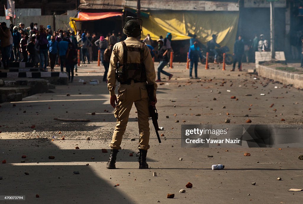 Kashmiri Protesters Clashed With Indian Police