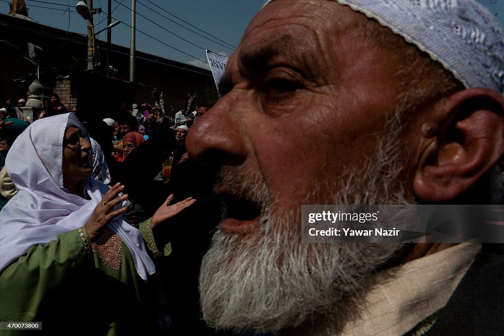 Kashmiri Protesters Clashed With Indian Police