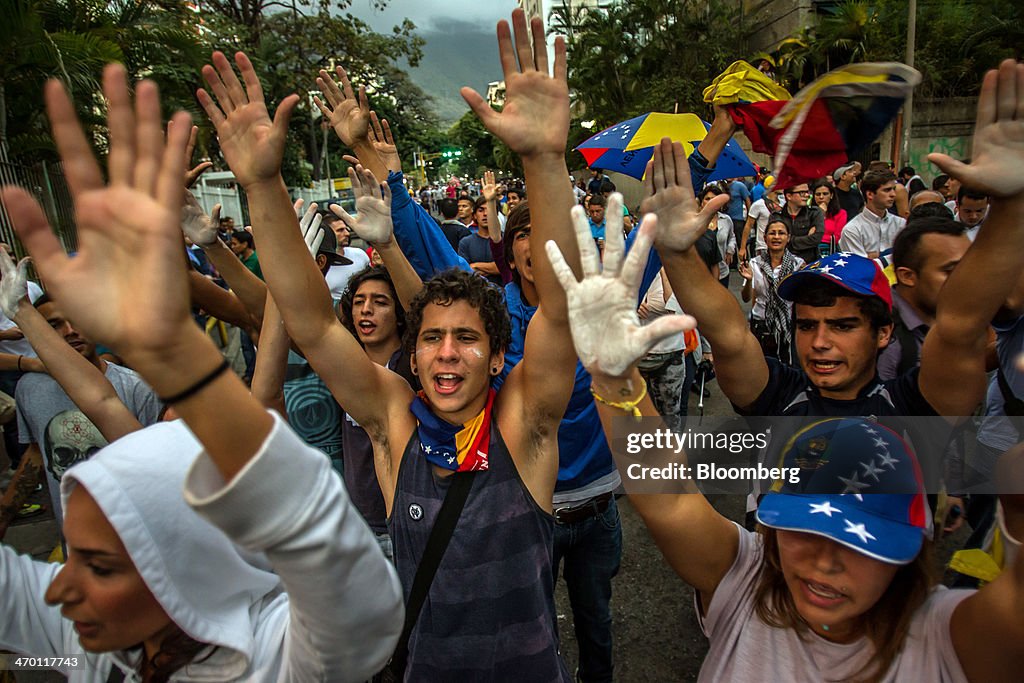 Maduro to Import $1 Billion in Food, Drugs as Venezuelans March