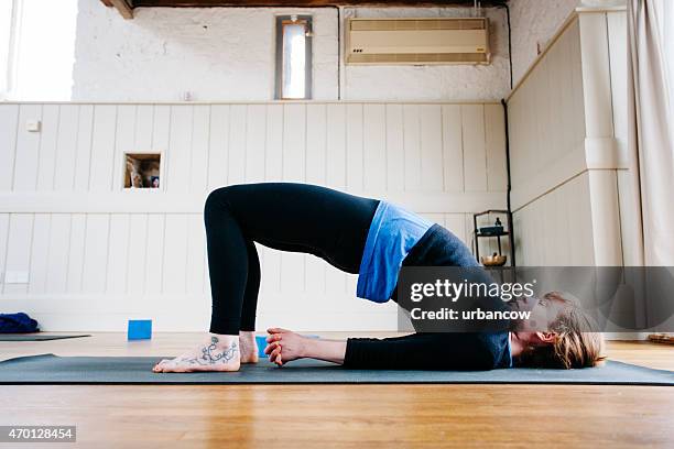 la postura del puente, clase de yoga, ejercicios - floor gymnastics fotografías e imágenes de stock