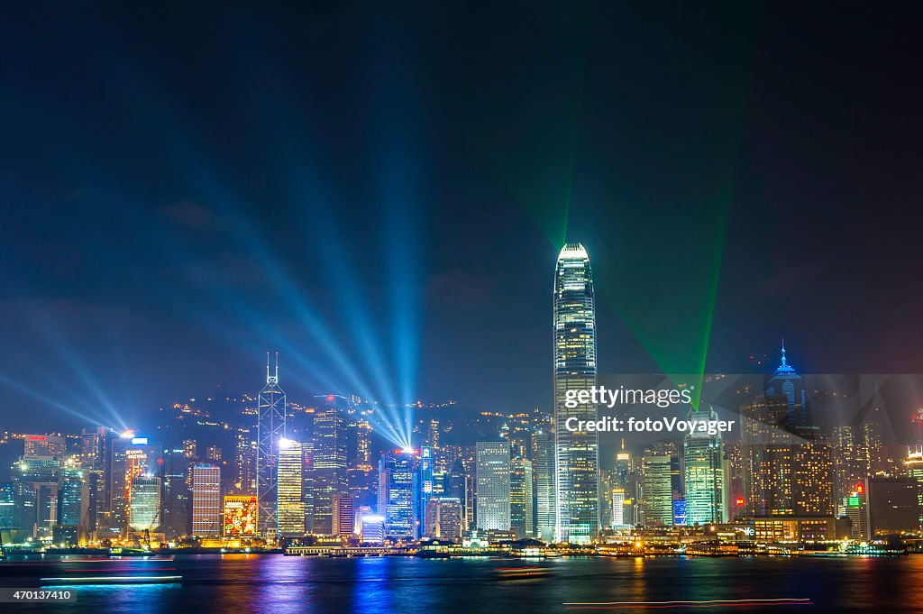 Laser luci al neon di notte grattacieli scintillanti harbour di Hong Kong