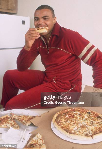 Casual portrait of Auburn Charles Barkley eating pizza during photo shoot. Auburn, AL 3/2/1984 CREDIT: George Tiedemann