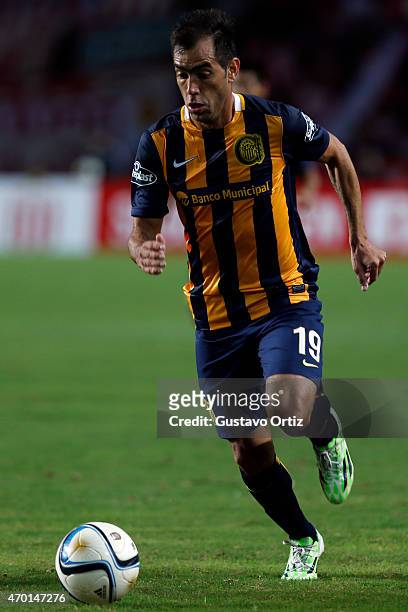 Cesar Delgado of Rosario Central drives the ball during a match between Estudiantes and Rosario Central as part of 10th round of Torneo Primera...