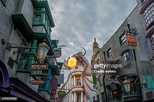 the wizarding world of harry potter-diagon alley - zauberei und okkultes stock-fotos und bilder