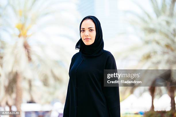 emirati woman - emarati woman stock pictures, royalty-free photos & images