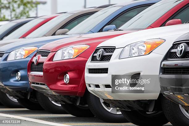 nouveau toyota rav4 véhicules dans une rangée au showroom automobile - toyota motor co photos et images de collection