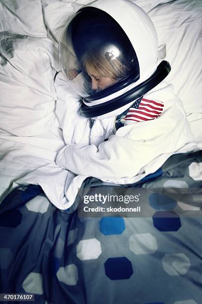 sommeil dans le lit de rêve d'être un astronaute - grande tablée photos et images de collection