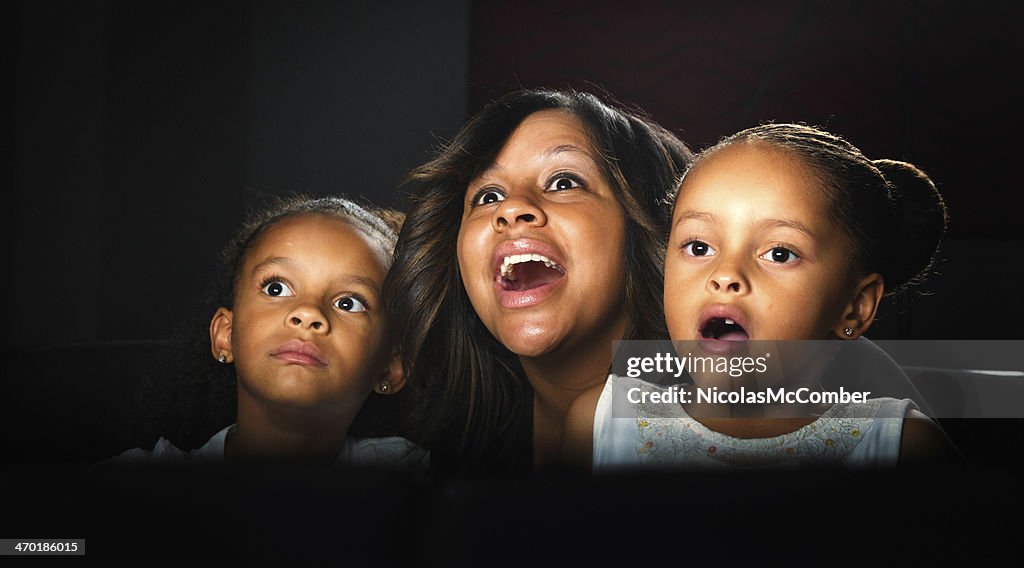 Famille de réagir à la grande surprise de cinéma