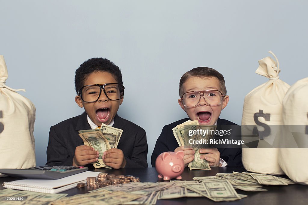 Young Business niños que s'enfrenta a la celebración de un montón de dinero