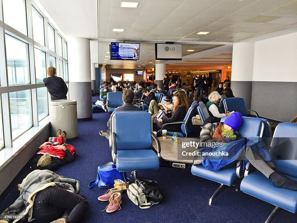Persone a dormire sul pavimento all'aeroporto JFK di New York
