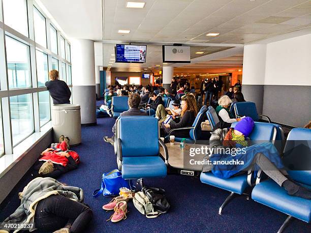 persone a dormire sul pavimento all'aeroporto jfk di new york - john f kennedy international airport foto e immagini stock
