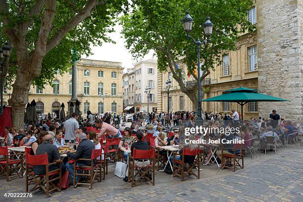 el café al aire libre en lugar de l'hotel de ayuntamiento de aix-en-provence - aix en provence fotografías e imágenes de stock