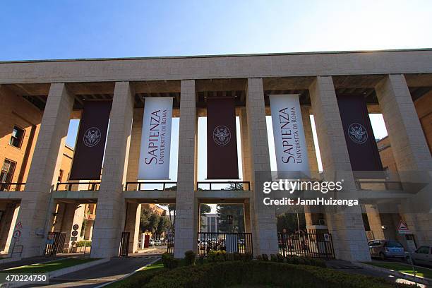 entrada sapienza universidad de roma en la luz de la mañana - sabiduría fotografías e imágenes de stock