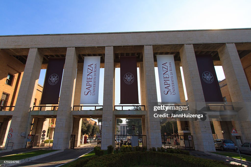 Ingresso della Sapienza Università di Roma nella luce del mattino