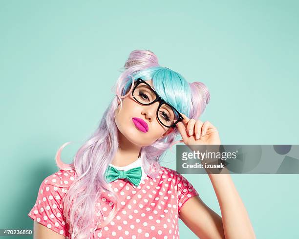 ragazza di stile di manga capelli rosa che tiene gli occhiali nerd - funky foto e immagini stock