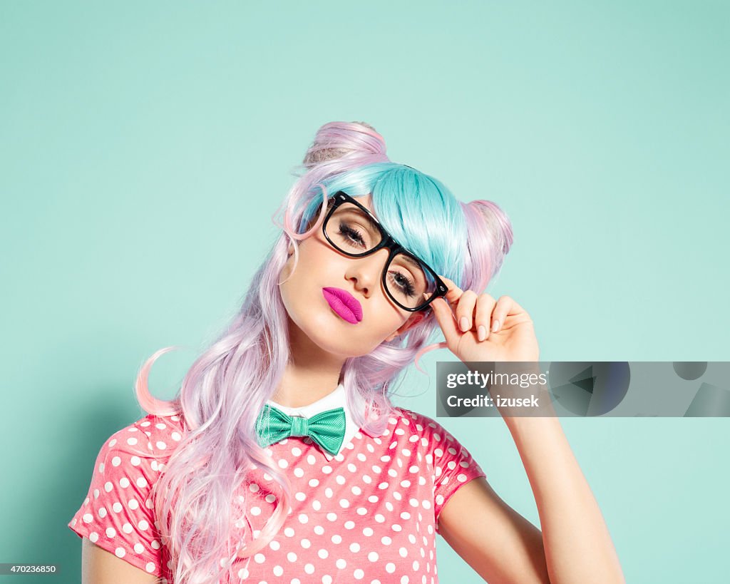 Garota de estilo manga rosa cabelo segurando óculos nerd