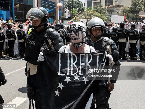 Six days after violent protests broke out in Venezuela, thousands of pro- and anti-government protesters have attended rival rallies in the country's...