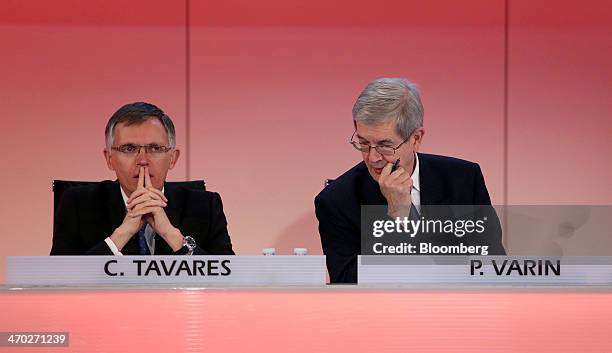 Carlos Tavares, incoming chief executive officer of PSA Peugeot Citroen, left, listens as Philippe Varin, outgoing chief executive officer of PSA...