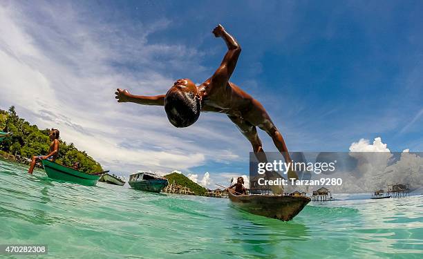 junge springen in klaren meerwasser, malaysia - kota kinabalu stock-fotos und bilder