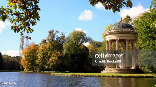 templo de apolo en el parque del castillo de nymphenburg - palacio de nymphenburg fotografías e imágenes de stock