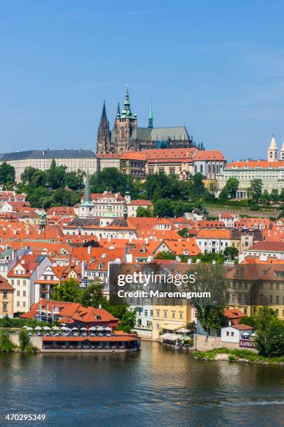 view of mala strana and the castle - castelo de hradcany imagens e fotografias de stock