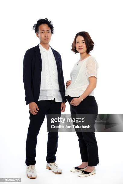 portrait of japanese couple - asian pregnant woman white background photos et images de collection