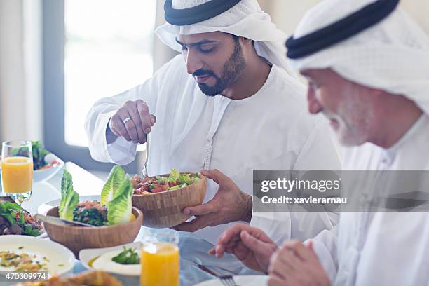 se sirve almuerzo - arab family eating fotografías e imágenes de stock