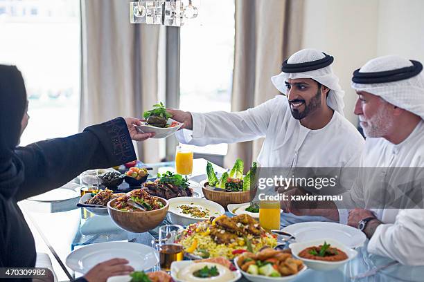 emirati almuerzo familiar - arab family eating fotografías e imágenes de stock