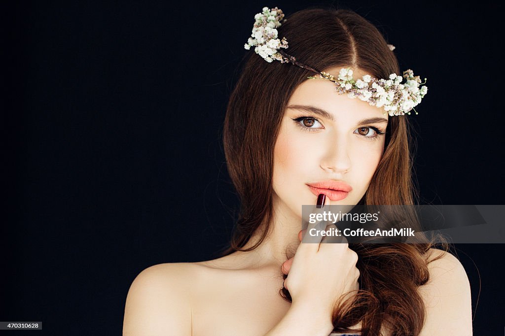 Schönes Mädchen mit Blumen Kranz
