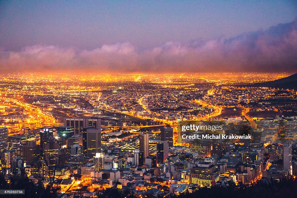 Vista nocturna de la ciudad del cabo en el sur de África