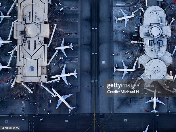 airliners at gates and control tower at lax - lax tower stock pictures, royalty-free photos & images